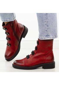Czerwone płaskie botki damskie M.Daszyński Sa252-16. Okazja: na spacer, na co dzień. Kolor: czerwony. Szerokość cholewki: normalna. Wzór: aplikacja. Materiał: skóra. Sezon: zima, jesień. Obcas: na obcasie. Styl: casual, elegancki, klasyczny. Wysokość obcasa: niski #1