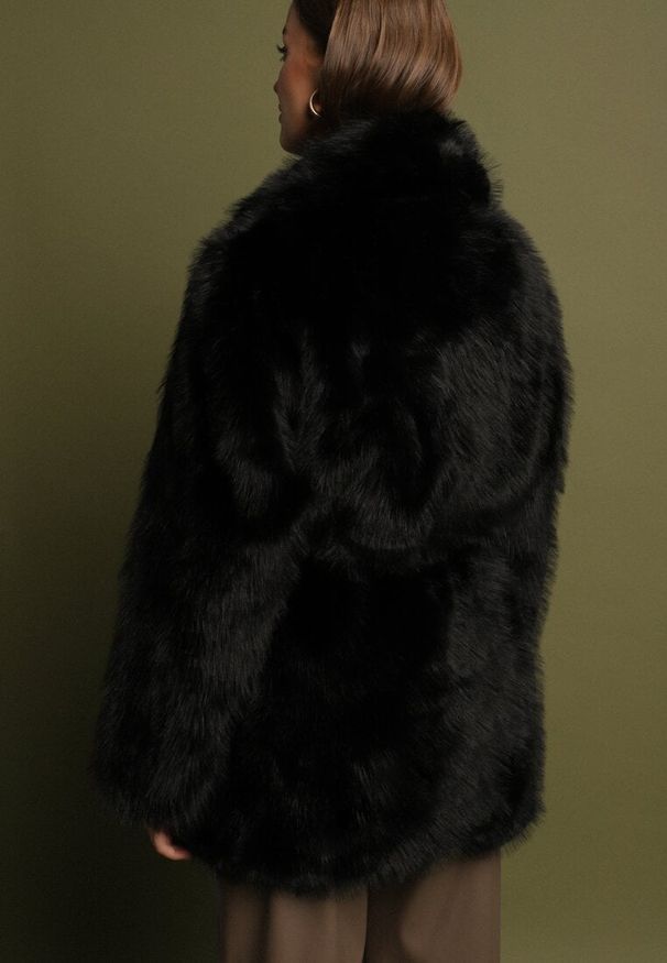 Born2be - Czarna Kurtka Futerko o Prostym Kroju z Cienkim Wiązanym Paskiem Casatte. Okazja: do pracy, na spotkanie biznesowe. Typ kołnierza: golf. Kolor: czarny. Materiał: futro. Wzór: aplikacja. Styl: biznesowy