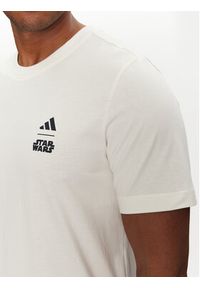 Adidas - adidas T-Shirt Star Wars The Mandalorian™ JI5715 Biały Regular Fit. Kolor: biały. Materiał: bawełna. Wzór: motyw z bajki #3