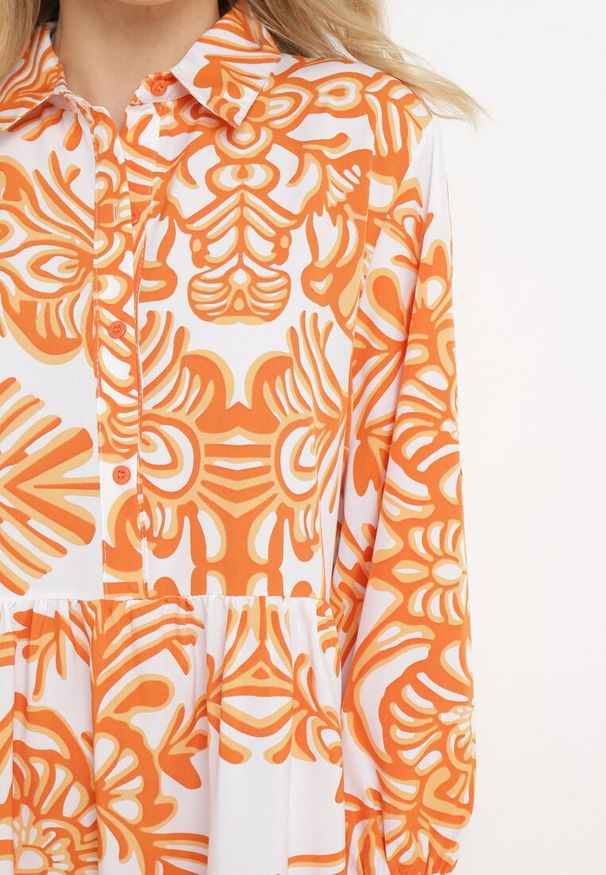 Born2be - Pomarańczowa Długa Sukienka Rozkloszowana w Ornamentalny Wzór z Falbanką Ariantise. Okazja: na co dzień. Kolor: pomarańczowy. Materiał: skóra. Sezon: lato. Styl: casual, elegancki, klasyczny. Długość: maxi