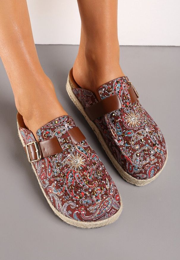 Renee - Brązowe Klapki z Ekozamszu z Oryginalnym Wzorem i Klamrą Nirable. Okazja: na co dzień. Kolor: brązowy. Styl: boho, casual