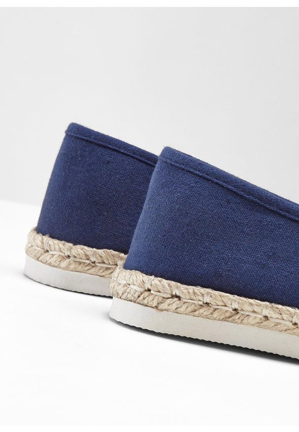 bonprix - Espadryle z efektem rafii. Kolor: niebieski. Sezon: lato. Styl: sportowy