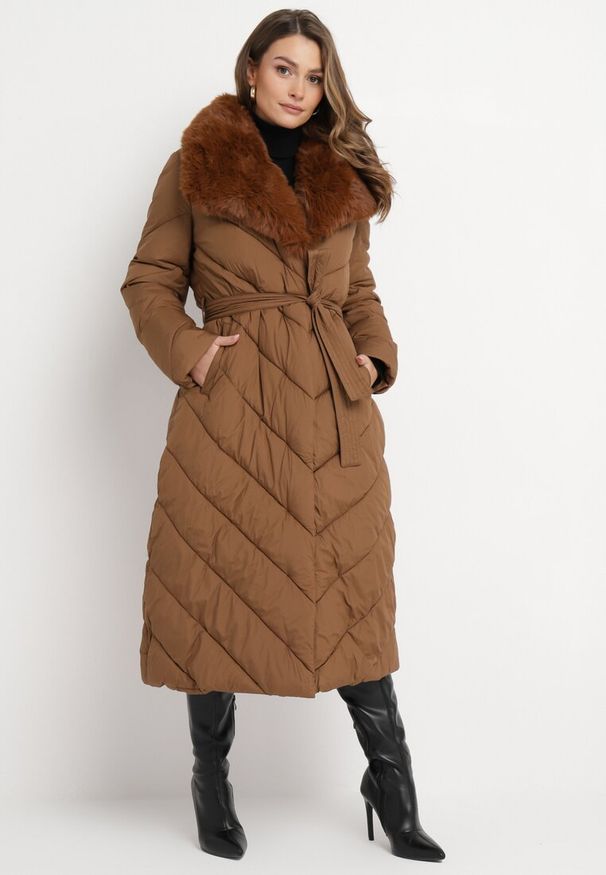 Born2be - Brązowa Długa Kurtka Płaszcz Pikowany z Wiązanym Paskiem i Futerkiem Kemiss. Kolor: brązowy. Materiał: futro. Długość: długie. Wzór: aplikacja