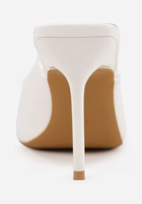 Renee - Białe Klapki Lakierowane na Szpilce VICES z Kokardą Daemnila. Okazja: na imprezę. Kolor: biały. Materiał: lakier. Sezon: lato. Obcas: na szpilce. Styl: elegancki #3