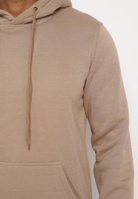 Born2be - Ciemnobeżowa Bluza Evoire. Okazja: na co dzień. Typ kołnierza: kaptur. Kolor: beżowy. Materiał: jeans. Styl: casual, klasyczny #3