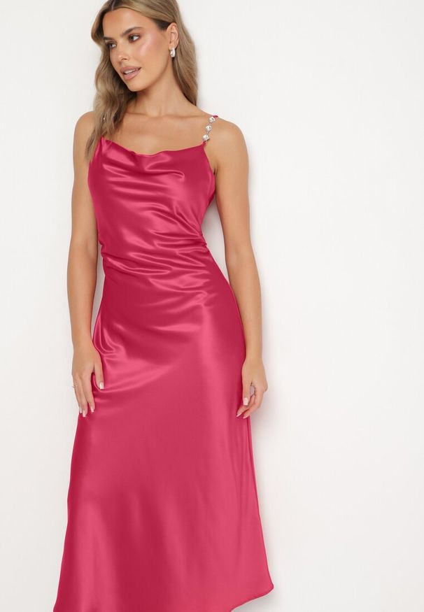 Born2be - Fuksjowa Koktajlowa Sukienka z Satyny z Lejącym Dekoltem i Cyrkoniami Lesalttia. Kolor: różowy. Materiał: satyna. Długość rękawa: na ramiączkach. Wzór: aplikacja. Sezon: lato. Styl: wizytowy