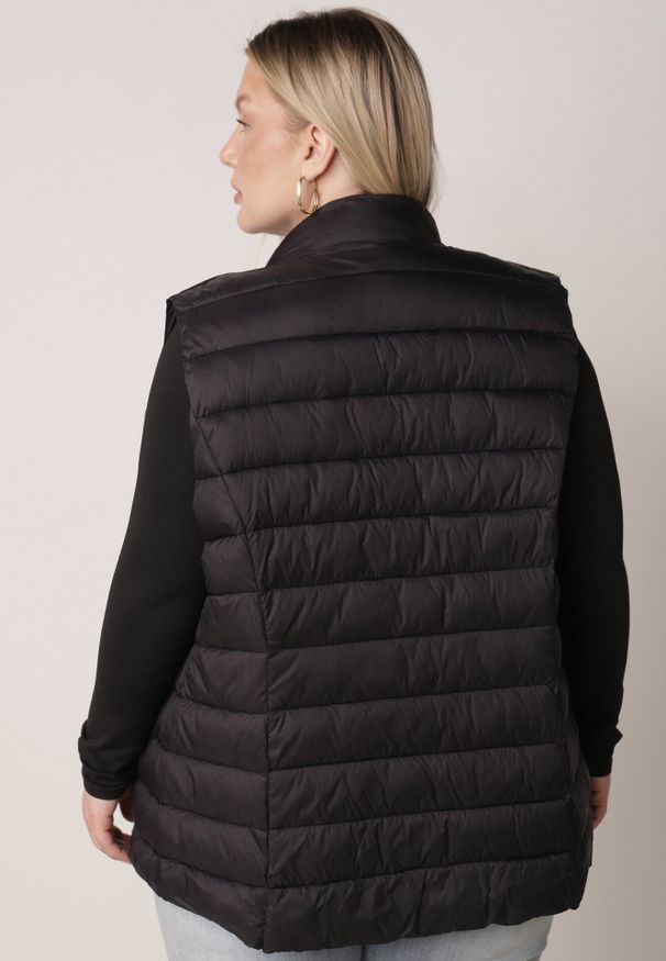 Born2be - Czarna Pikowana Kamizelka Przejściowa ze Stójką Edanwen. Typ kołnierza: kołnierzyk stójkowy. Kolekcja: plus size. Kolor: czarny. Materiał: jeans, nylon. Styl: klasyczny