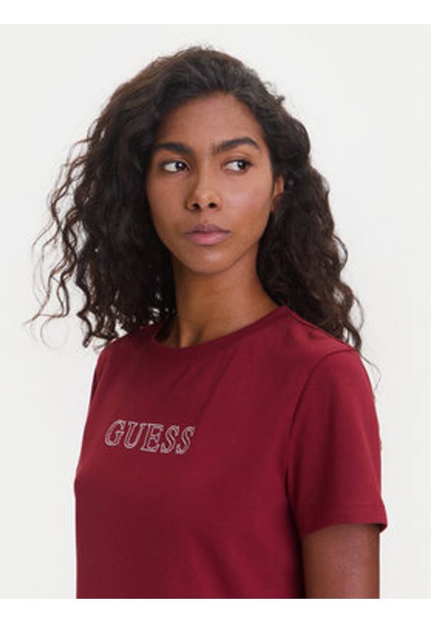 Guess T-Shirt V3BI11 J1314 Bordowy Regular Fit. Kolor: czerwony. Materiał: bawełna