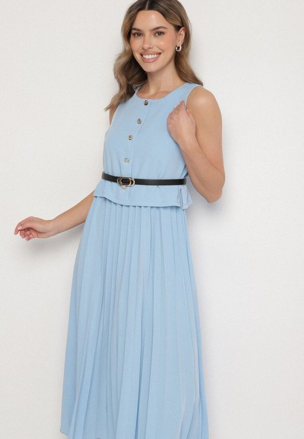 Born2be - Niebieska Sukienka Bez Rękawów z Plisami i Paskiem z Klamrą Iffale. Okazja: na spacer, na co dzień. Kolor: niebieski. Długość rękawa: bez rękawów. Styl: casual, klasyczny