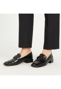 Półbuty damskie S.Barski, cholewka skóra naturalna licowa wsuwany fason metalowa ozdoba z przodu niski stabilny obcas zaokrąglono kwadratowy nosek kl. Kolor: czarny. Materiał: skóra. Szerokość cholewki: normalna. Wzór: aplikacja. Obcas: na obcasie. Styl: klasyczny. Wysokość obcasa: średni #1