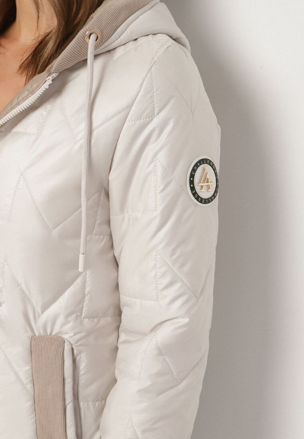 Born2be - Jasnoszara Pikowana Kurtka z Kapturem i Przedłużonym Tyłem Tulara. Okazja: na co dzień. Typ kołnierza: kaptur. Kolor: szary. Materiał: jeans. Wzór: aplikacja. Styl: casual, elegancki