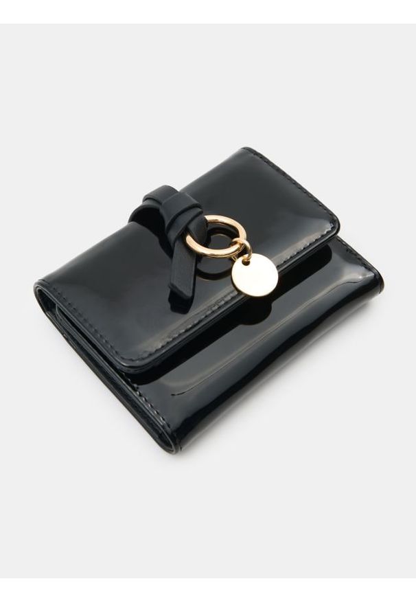 Sinsay - Mały portfel z imitacji lakierowanej skóry - czarny. Kolor: czarny. Materiał: skóra, lakier