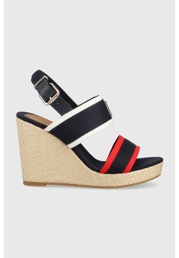 TOMMY HILFIGER - Tommy Hilfiger sandały RWB FEMININE WEDGE damskie kolor granatowy na koturnie. Zapięcie: klamry. Kolor: niebieski. Materiał: materiał, guma. Obcas: na koturnie