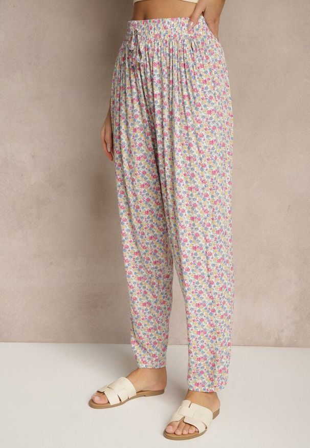 Renee - Białe Spodnie z Wiskozy High Waist w Kwiatowy Wzór Liosena. Okazja: na co dzień. Stan: podwyższony. Kolor: biały. Materiał: wiskoza. Wzór: kwiaty. Styl: casual
