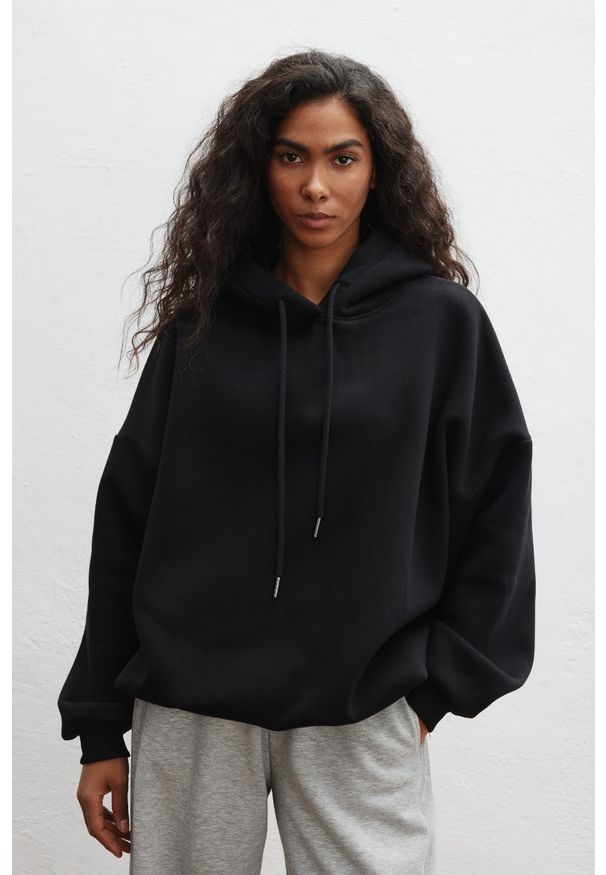 Marsala - Bluza typu oversize z ociepleniem w kolorze TOTALLY BLACK - AMBERLY. Materiał: dzianina, bawełna, poliester. Styl: sportowy