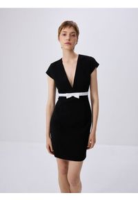 Reserved - Sukienka z ozdobną kokardą - czarny. Typ kołnierza: kokarda. Kolor: czarny. Materiał: wiskoza, tkanina #1