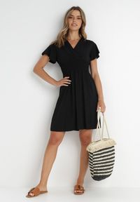 Born2be - Czarna Sukienka z Wiskozy Saede. Okazja: na co dzień. Kolor: czarny. Materiał: wiskoza. Wzór: gładki. Sezon: lato. Typ sukienki: kopertowe. Styl: casual. Długość: mini #6