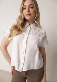 Born2be - Biała Koszula z Wiskozy na Krótki Rękaw z Ażurowymi Wstawkami Kakara. Okazja: na co dzień, do pracy, na spotkanie biznesowe. Kolor: biały. Materiał: wiskoza. Długość rękawa: krótki rękaw. Długość: krótkie. Wzór: ażurowy. Styl: klasyczny, casual, biznesowy, elegancki #1