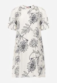Born2be - Granatowo-Biała Sukienka z Wiskozy o Pudełkowym Kroju w Kwiatowy Print Reninca. Okazja: na co dzień. Kolekcja: plus size. Kolor: niebieski. Materiał: wiskoza. Wzór: nadruk, kwiaty. Sezon: lato. Typ sukienki: proste, dla puszystych. Styl: casual #7
