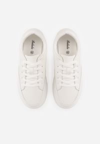 Born2be - Białe Sneakersy na Grubej Podeszwie z Tłoczeniem Zeanidra. Okazja: na co dzień. Kolor: biały. Materiał: jeans #6