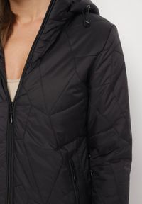 Born2be - Czarna Pikowana Kurtka Przejściowa z Odpinanym Kapturem Ninorwena. Okazja: na co dzień. Kolor: czarny. Styl: klasyczny, casual, elegancki #3