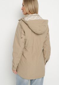 Born2be - Ciemnobeżowa Kurtka Parka z Kapturem z Ozdobną Wyściółką Tiolara. Okazja: na spacer, na co dzień. Typ kołnierza: kaptur. Kolor: beżowy. Materiał: jeans. Styl: casual, sportowy #2