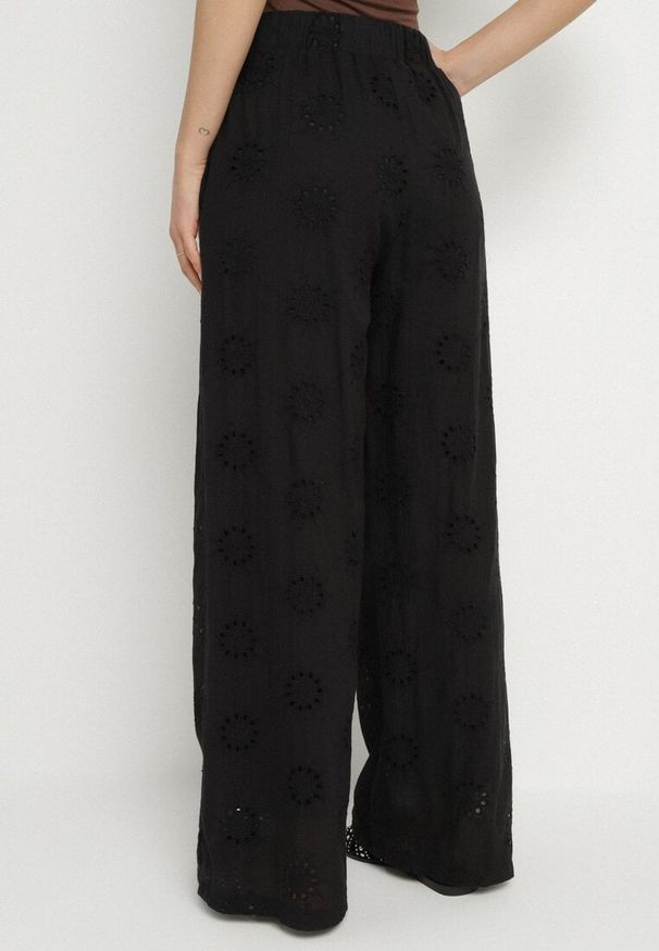 Born2be - Czarne Bawełniane Spodnie o Prostym Kroju Zdobione Ażurowym Haftem Tolelina. Okazja: na co dzień, do pracy, na spacer. Kolor: czarny. Materiał: bawełna. Wzór: aplikacja, haft, ażurowy. Styl: casual, elegancki
