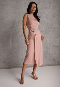 Renee - Jasnoróżowa Dopasowana Sukienka Elegancka z Aplikacją w Talii Corope. Kolor: różowy. Wzór: aplikacja. Styl: elegancki #2