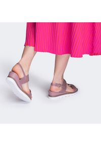 Wittchen - Damskie sandały skórzane z ażurowym wzorem. Zapięcie: sprzączka. Kolor: różowy. Materiał: skóra. Wzór: ażurowy. Sezon: wiosna, lato. Obcas: na koturnie. Styl: klasyczny #7