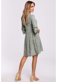Sukienki.shop - Sukienka boho rozkloszowana mini z wiskozy w kwiaty zielona. Okazja: do pracy. Kolor: zielony. Materiał: wiskoza. Wzór: kwiaty. Sezon: jesień, lato, wiosna. Styl: boho. Długość: mini