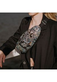 Saszetka nerka SHE 702/a czarny+ złoty. Kolor: czarny, złoty, wielokolorowy. Materiał: skórzane. Styl: elegancki, casual