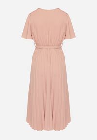 Born2be - Różowa Sukienka Plisowana z Dekoltem w V z Paskiem w Talii Zolseki. Okazja: na co dzień. Kolor: różowy. Styl: klasyczny, casual #5