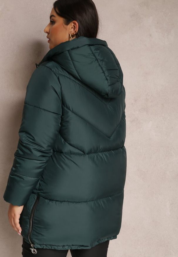 Renee - Ciemnozielona Kurtka Pikowana Sabrino. Kolekcja: plus size. Kolor: zielony. Materiał: materiał. Długość rękawa: długi rękaw. Długość: długie