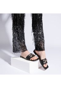 Wittchen - Damskie klapki skórzane z połyskującą klamrą. Kolor: czarny. Materiał: skóra. Wzór: aplikacja. Sezon: lato. Obcas: na obcasie. Styl: klasyczny, elegancki. Wysokość obcasa: niski #4