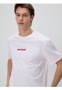 Reserved - T-shirt regular z nadrukiem - złamana biel. Materiał: dzianina. Wzór: nadruk #1