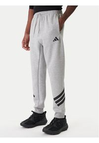 Adidas - adidas Spodnie dresowe Future Icons 3-Stripes JD4867 Szary Regular Fit. Kolor: szary. Materiał: bawełna #1
