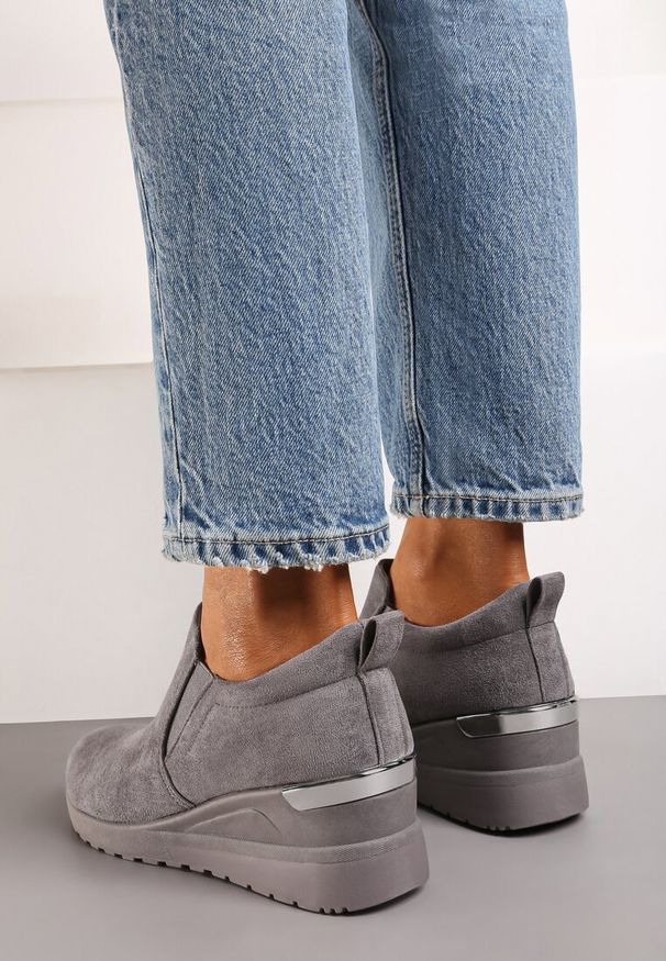 Born2be - Szare Sneakersy Minnis. Okazja: na co dzień. Kolor: szary. Materiał: jeans, zamsz. Obcas: na koturnie