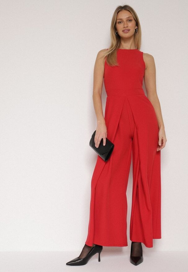 Born2be - Czerwony Elegancki Kombinezon z Ozdobnymi Zakładkami Zellysha. Okazja: na co dzień, na spotkanie biznesowe. Kolor: czerwony. Wzór: ażurowy, aplikacja. Styl: elegancki