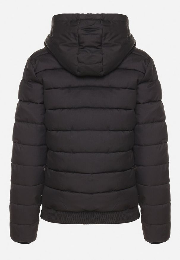 Born2be - Czarna Pikowana Kurtka ze Ściągaczem w Pasie i Odpinanym Kapturem Valentissa. Okazja: na co dzień. Kolor: czarny. Materiał: jeans. Styl: casual, klasyczny