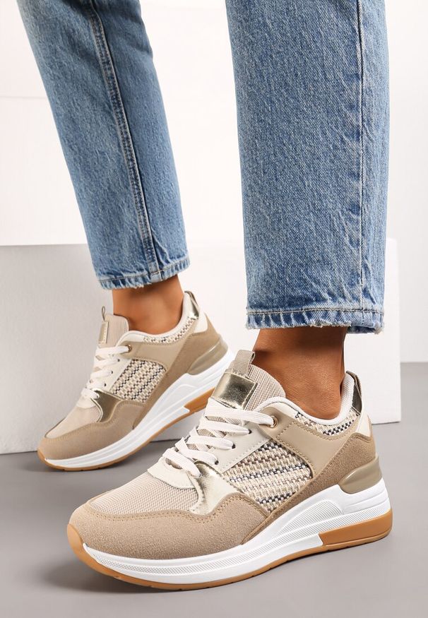 Renee - Ciemnobeżowe Sneakersy z Niskim Koturnem i Ozdobnymi Wstawkami Ysabeltia. Nosek buta: okrągły. Zapięcie: sznurówki. Kolor: beżowy. Materiał: materiał. Obcas: na koturnie. Wysokość obcasa: niski