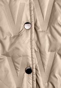 Renee - Ciemnobeżowa Pikowana Kurtka z Kapturem i Wiązanym Paskiem Elladie. Okazja: na co dzień. Typ kołnierza: kaptur. Kolor: beżowy. Materiał: dzianina, jeans. Styl: casual #4