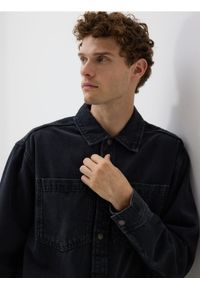 Reserved - Jeansowa koszula comfort fit - czarny. Kolor: czarny. Materiał: jeans
