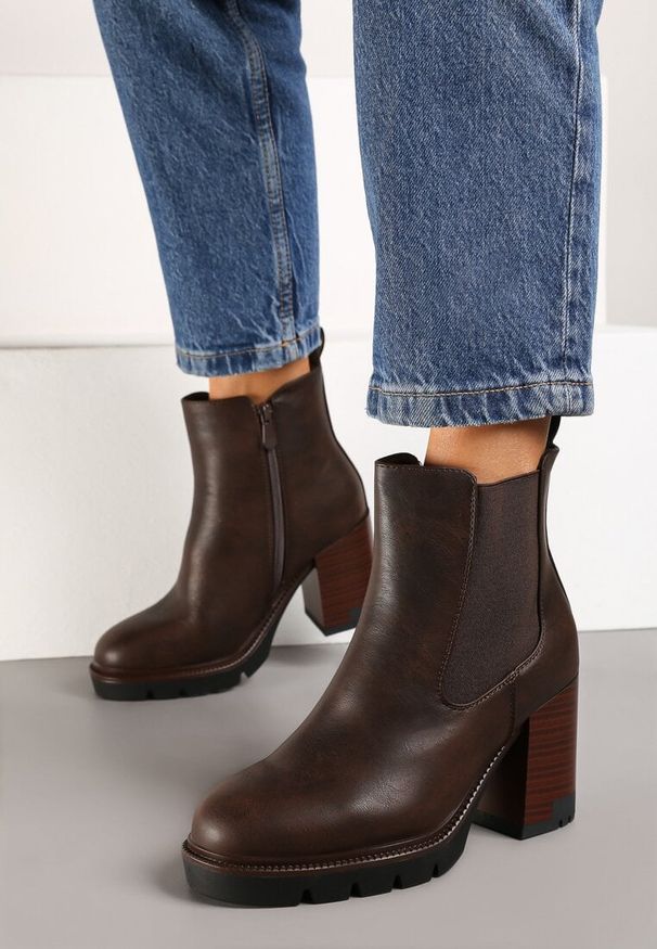 Born2be - Brązowe Botki na Obcasie w Stylu Sztybletów z Gumką Realine. Okazja: na spotkanie biznesowe. Kolor: brązowy. Materiał: jeans. Obcas: na obcasie. Styl: biznesowy. Wysokość obcasa: średni