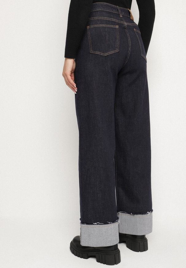 Born2be - Granatowe Jeansy z Szerokimi Podwiniętymi Nogawkami Zenise. Okazja: na co dzień. Stan: podwyższony. Kolor: niebieski. Wzór: aplikacja. Styl: klasyczny, casual, elegancki