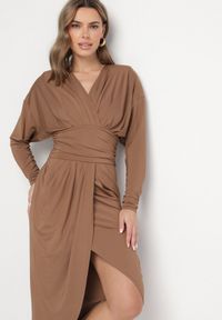 Born2be - Brązowa Sukienka Kopertowa z Wiskozą Zdobiona Marszczeniem Edivana. Kolor: brązowy. Materiał: wiskoza. Wzór: aplikacja. Typ sukienki: kopertowe. Styl: klasyczny, elegancki #7
