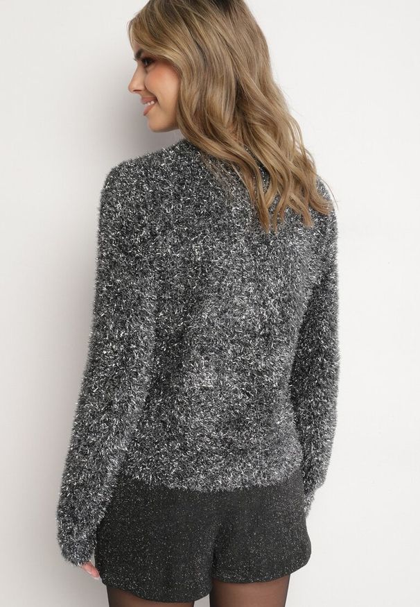 Born2be - Srebrny Sweter z Wiskozą Ozdobiony Metaliczną Nitką Sanamora. Okazja: na co dzień. Kolor: srebrny. Materiał: wiskoza. Wzór: aplikacja. Styl: elegancki, casual