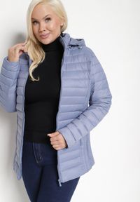 Born2be - Niebieska Pikowana Kurtka o Prostym Kroju z Odpinanym Kapturem i Kieszeniami Pretiel. Okazja: na co dzień. Kolekcja: plus size. Kolor: niebieski. Materiał: jeans. Styl: sportowy, casual #4