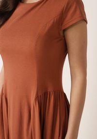 Born2be - Czerwona Wiskozowa Sukienka Taliowana z Przeszyciami Perusa. Okazja: na co dzień. Kolor: czerwony. Materiał: wiskoza. Typ sukienki: proste. Styl: elegancki, casual #4