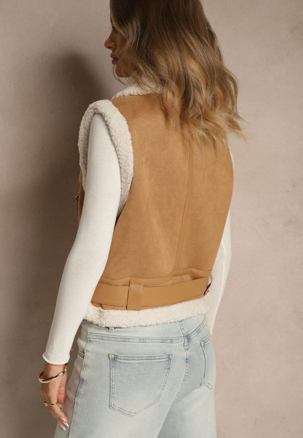 Renee - Beżowa Kamizelka w Rockowym Stylu z Futerkiem w Stylu Baranka i Klamrą Tiofira. Okazja: na co dzień. Kolor: beżowy. Materiał: futro. Styl: rockowy