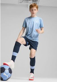 Puma - Młodzieżowa koszulka przedmeczowa z krótkim rękawem Manchester City PUMA. Kolor: biały, wielokolorowy, niebieski. Długość rękawa: krótki rękaw. Długość: krótkie